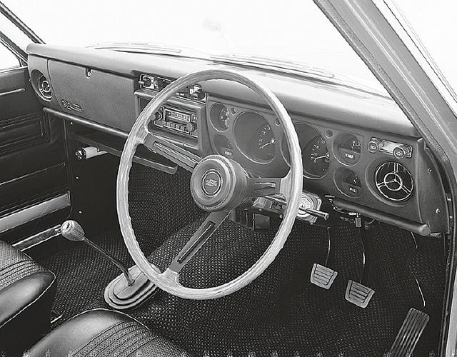 画像: 運転席まわりは4ドアセダンと同じ。ビニールレザーのシートが当時を物語る。夏の暑い日には蒸れたものだった。