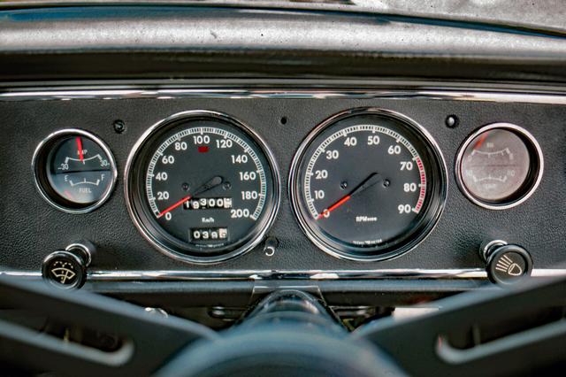 画像: スピードメーターのスケールは200km/h、タコメーターは7000rpmからがレッドゾーンとなる。
