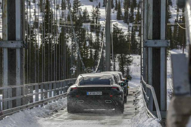 画像: ポルシェのEV、タイカンのテスト風景。