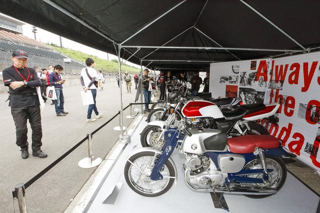 画像: コレクションホールに展示されている歴代CBの一部を、イベント会場となったオーバルコース内でも展示。