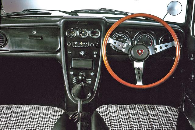画像: スポーツ性を強調したT型のインストルメントパネル。タコメーターは6500からイエロー、7000からレッドで、オーバーレブを知らせるブザーが付いていた。