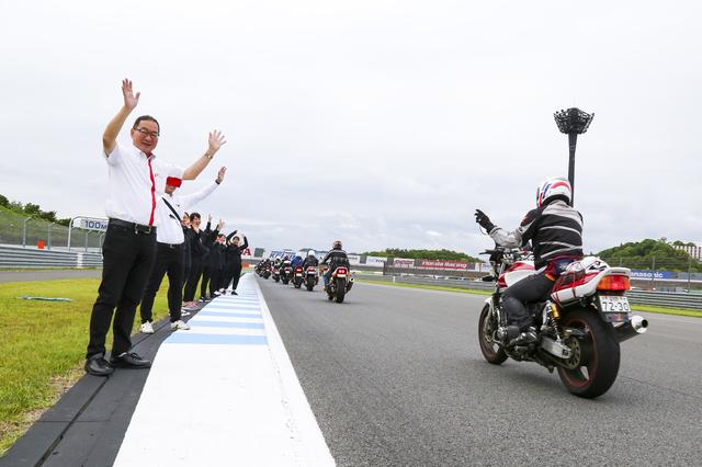 画像: 主催者のホンダモーターサイクルジャパン加藤社長はじめ、Hondaのスタッフのお見送り。参加者みんな手を振り、笑顔で家路についた。