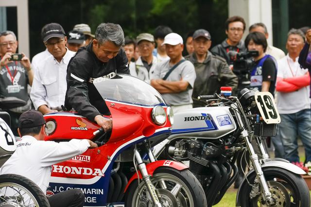 画像: ホンダコクレクションホールの中庭で、宮城光さんによる動態保存されているワークスマシンRCB1000エンジン始動アトラクション。