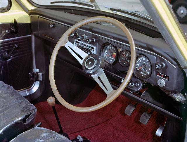 画像: シンプルながらもスポーツ心のある運転席。スバルヤングSS同様RR方式だからレッグスペースが広い。2本スポークのステアリングがユニーク。