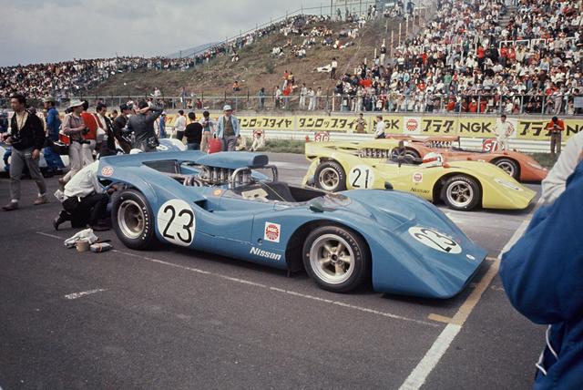 画像: ポールポジションは奥の20号車ニッサンR382(北野元)。予選グリッドは4-3-4左上位方式。日産は予選1-3位を独占、トヨタ7の最上位は2号車細谷四方洋/久留木博之で写真手前フロントロウ右に並んでいる。
