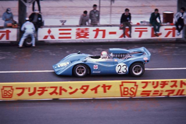 画像: 予選3番手の23号車ニッサンR382は燃料系のトラブルで優勝争いから脱落。可変式リアウイングの禁止によって失われたダウンフォースを補うべく、ボディ後端はウイングのような形状となっていた。