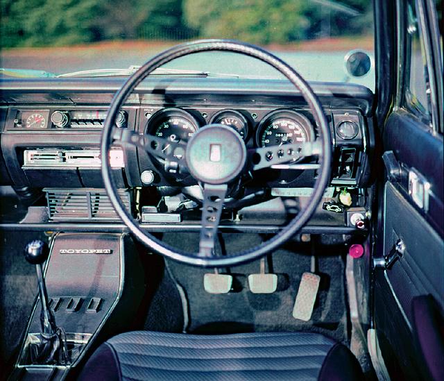 画像: スピードメーターは210km/hスケール、タコメーターは7000rpmからがレッドゾーンと、やはりGSSは並のマークIIとはケタが違っていた。
