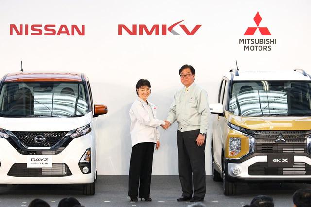 画像: 日産デイズと三菱eKのオフライン式。益子会長CEO(当時・右)と日産自動車の星野専務執行役員(左)。