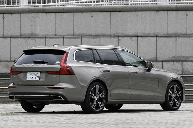 画像: 先代より直線基調になり、850〜V70と続くボルボの正統派ワゴンらしいスタイルになった。