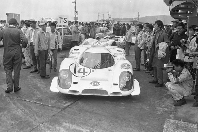 画像: 最新鋭のポルシェ917の参戦は大きな注目を集めた。後ろに見えるのはグループ6の908。