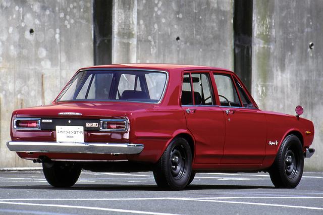 画像: GT-Rのエンブレムはテールランプ横とフロントグリル内に配置。2連マフラーからは“GT-Rサウンド”が轟いた。
