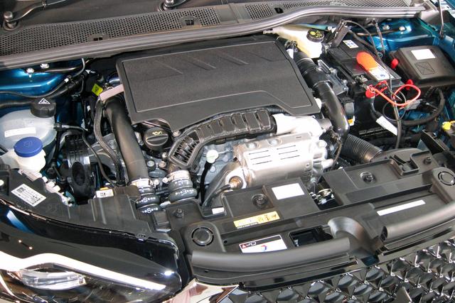 画像: 1.2L 3気筒ターボのピュアテックエンジンを8速ATと組み合わせる。