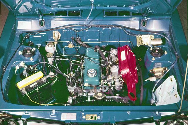 画像: 名機A12型エンジン。OHVだがDOHC並みに7000rpmまで軽快に吹け上がった。このエンジンがあってのGXだった。キャブはSU×2。