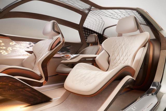画像: Bentley EXP 100 GTのシート。このモデルは3シーターの設定のようだ。