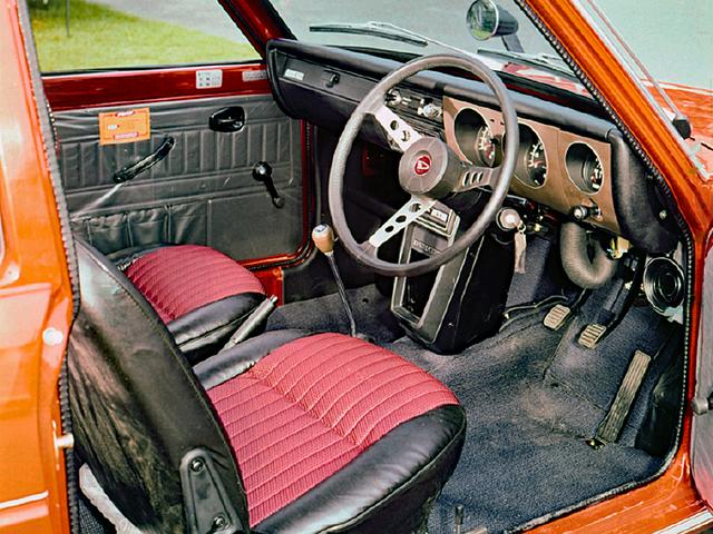 画像: 軽とは思えないスポーツ心に満ちた運転席。装備は1クラス上の大衆車(1000ccクラス)にも引けをとらない。