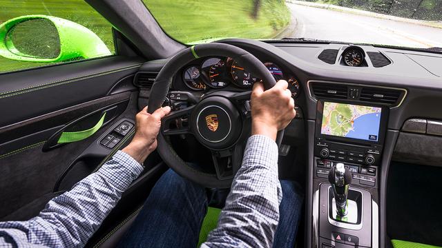 画像: ステアリングに施された緑色の12時マーカーはオプション。
