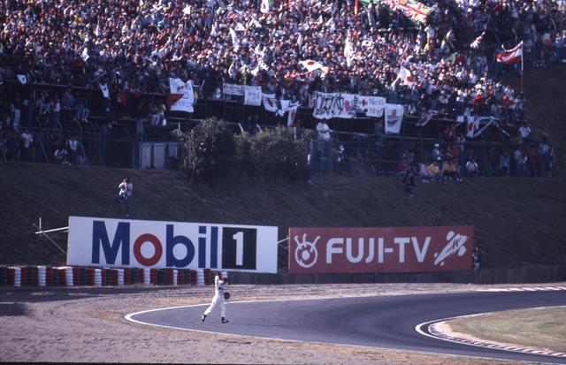 画像: この年限りでF1を引退することになった中嶋悟。日本GPで大観衆に応える姿が印象的だった。その日、鈴鹿サーキットは中嶋一色に染まっていた。