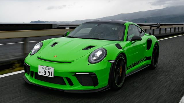 画像: 先代のGT3 RSよりもさらにワイドになったリップとサイドスカートが生むダウンフォースは強力。