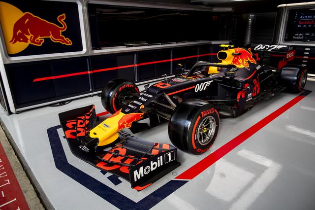 画像: イギリスGPにスペシャルカラーでやってきたレッドブル・ホンダRB15。映画「007」のロゴや映画の中で使われたアストンマーティンV8のナンバープレートが描かれている。