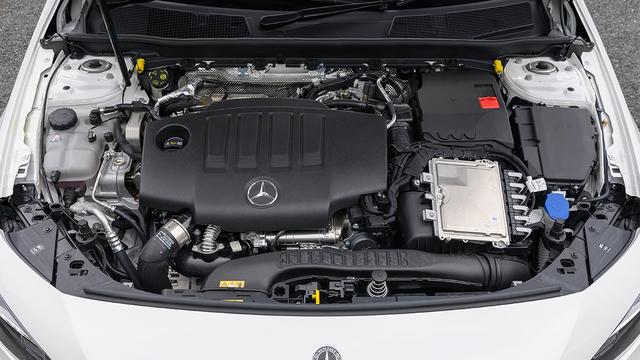 画像: 2L直4ディーゼルターボは150ps/320Nmを発生。発進時から大排気量並みのトルクフルな加速が味わえる。
