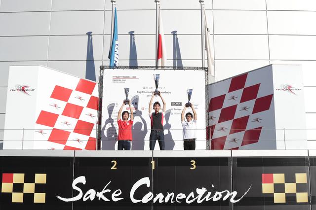 画像: Eスポーツレーシングには全国から550名が参戦。決勝での上位3名は実際の表彰台に上がり記念撮影もできた。
