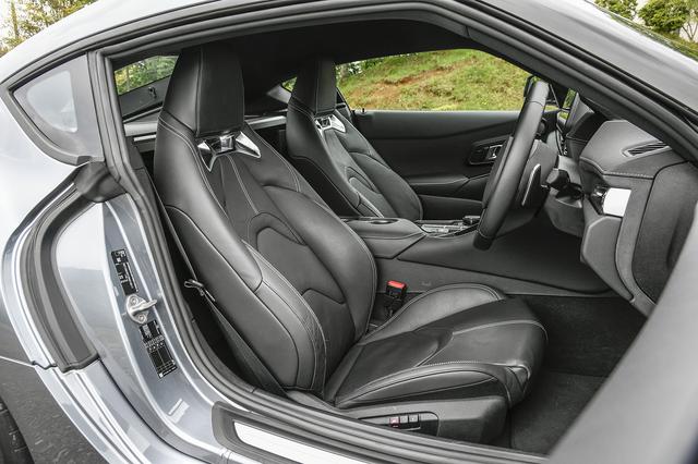 画像: ホールド性にこだわったハイバック構造のスポーツシート。シートヒーターも左右席に標準装備される。