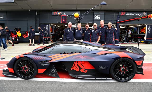 画像: イギリスGP開催中のシルバーストンサーキットに現れたアストンマーティン「ヴァルキリー」。レッドブルのピット前で。