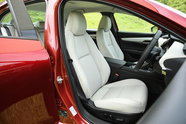 画像: 誰もが最適な位置で運転できるよう、ステアリングのテレスコピック量を従来より前後10mmずつ拡大した。