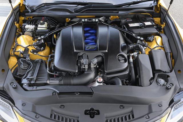 画像: RC Fは、5L V8エンジンを搭載。エンジンと車両を繋げるエンジンマウントも専用に新設計し振動、騒音を低減した。