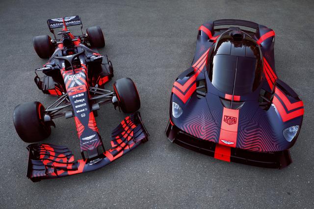 画像: 特別なカラーリングが施されたレッドブルのF1マシンとアストンマーティン「ヴァルキリー」。