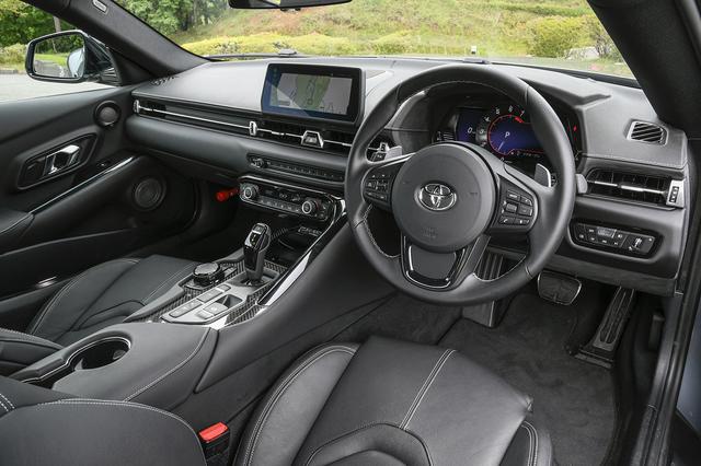 画像: 走行時に必要な情報を中央に集約することで運転に集中できるコックピット。ディスプレイは8.8インチ。