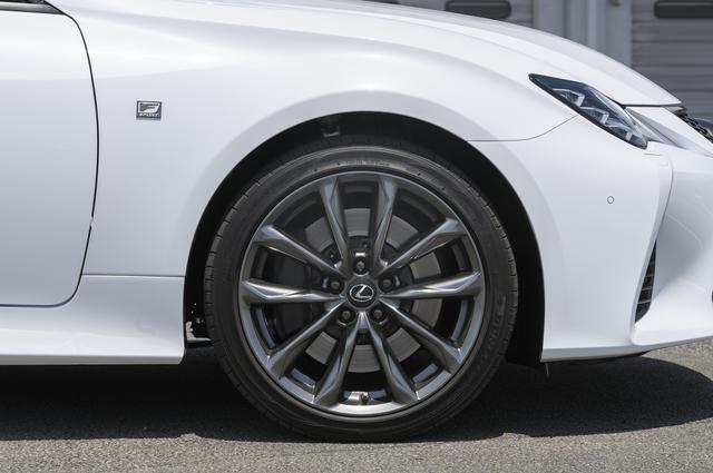 画像: Fスポーツに装着される専用ホイール。タイヤサイズはフロント235/40R19、リア265/35R19となる。