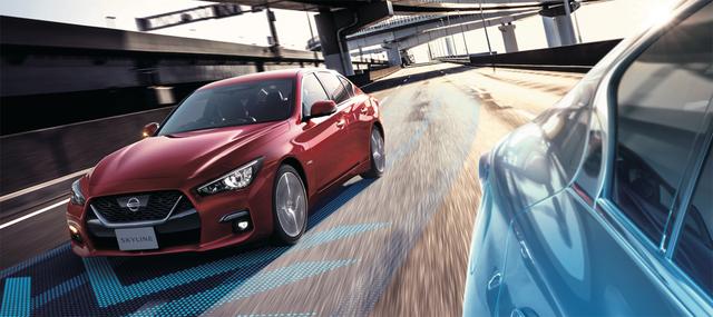 画像: 前方に自車設定速度よりも遅い車両が走行している場合に、システムが表示と音で追い越すか否かを提案。ドライバーがステアリングに手を添えて承認スイッチを操作すると、システムが十分な安全を確認しながら自動で右側に車線変更する。