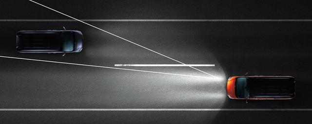 画像: アクティブLEDヘッドライトシステムもしくはハイビームアシスト。前走車や対向車を幻惑せずに遠くまで照らす。
