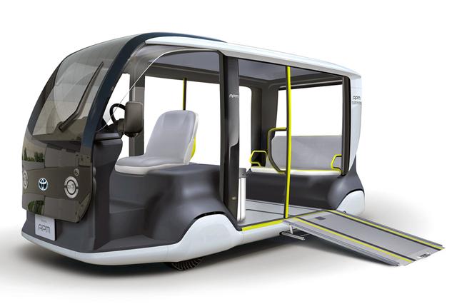 画像: 2列目を折りたたんで、車いす用のスロープを装着した状態。