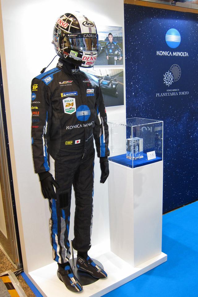画像: 可夢偉選手がレースで実際に着用したレーシングスーツやヘルメットなども展示された。