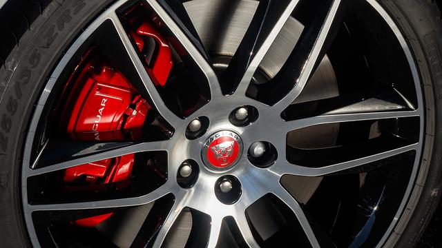 画像: 限定モデルの足元を際立たせる「レッドブレーキ・キャリパー」。