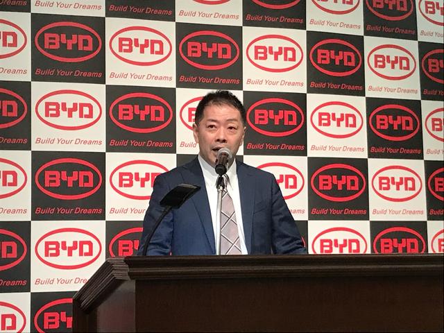 画像: ビーワイディージャパンの花田晋作副社長。「J6」の発表会にて小型EVバス投入の意気込みを語った(2019年3月の発表会にて)