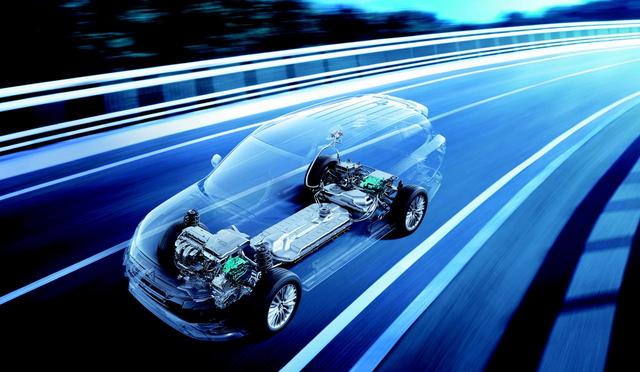 画像: 世界に先駆けてEVの量産化に成功したとも言える「i-MiEV」はもとより、アウトランダーPHEV(写真)など、三菱は電動化にも力を入れている。ただし、内燃機関もまだまだ需要が強いと言う。