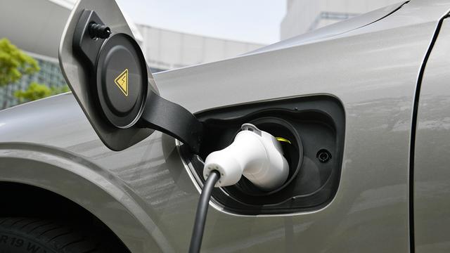 画像: 200V/16Aだと満充電まで2.5~3時間ほどだ。チャージモードを使えば走りながら充電もできる。