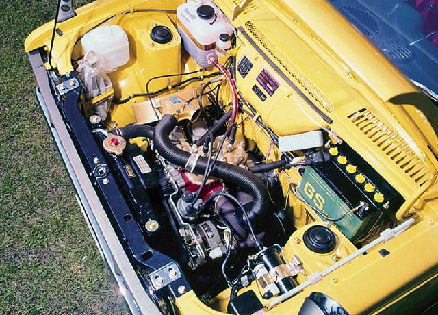画像: フロントに縦置きされる直列2気筒2サイクルエンジンは359ccの排気量とSUツインキャブにより、38ps/3.9kgmの性能を誇った。