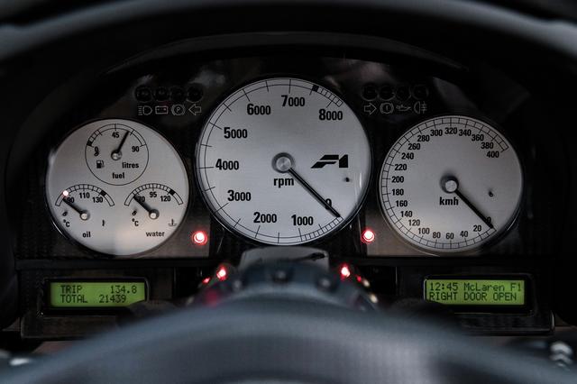 画像: スピードメーターは驚愕の400km/h仕様だが、実際に(瞬間だが)400km/h出たという非公式記録もある(©2019 Courtesy of RM Sotheby's)。