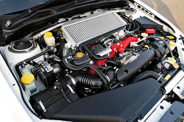 画像: MT車はボールベアリングターボを装着することで、レスポンスアップを図った。2.5LターボエンジンのAT車も設定された。