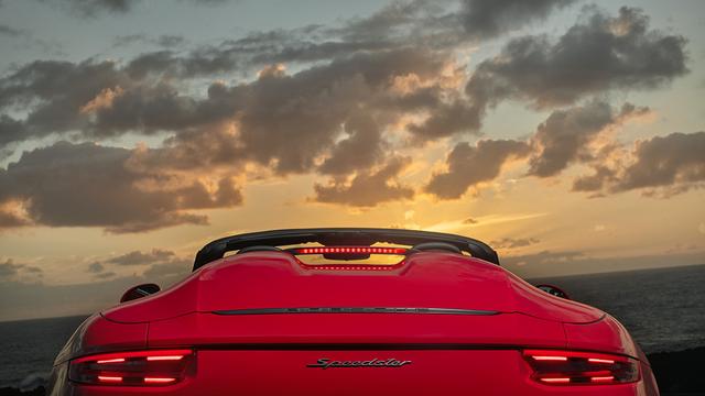 画像1: 【海外試乗】タイプ991が魅せた究極の花道「ポルシェ911スピードスター」。迫力の姿と刺激的な走りに迷いなし!