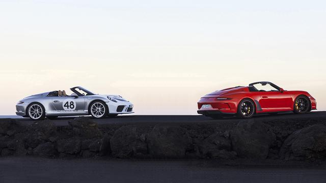 画像: 左がポルシェ911スピードスターのオプション仕様「ヘリテージ デザイン パッケージ」。ボディ色のGTシルバーが、モータースポーツでの輝かしい歴史を思い起こさせてくれる。