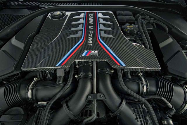 画像: M8 カブリオレで600ps、M8 カブリオレ コンペティションで625psを発揮する4.4LのV8ツインターボ。