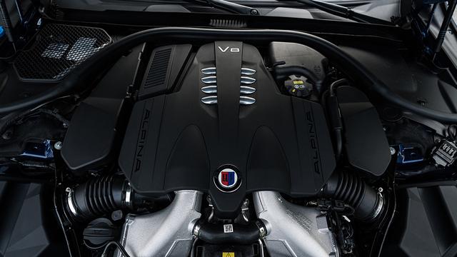 画像: B7搭載の4.4L V8DOHCツインターボエンジン。2tを超えるボディを楽々とアナザーワールドに送り出してくれる。
