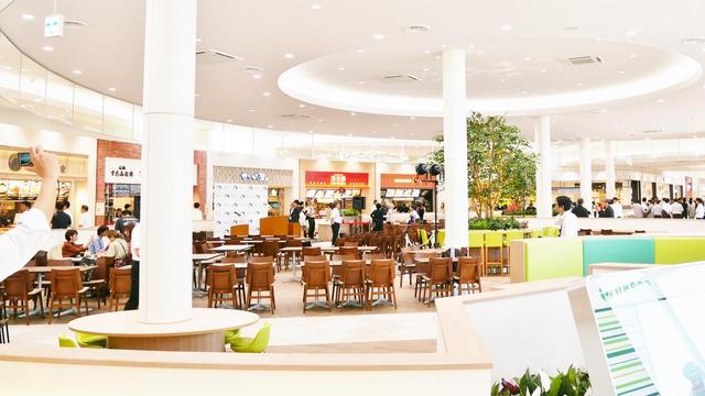 画像: 東北自動車道 蓮田SA(上り)のフードコート。「翁の郷」や「ひのでや食堂」など6店舗が出店する。