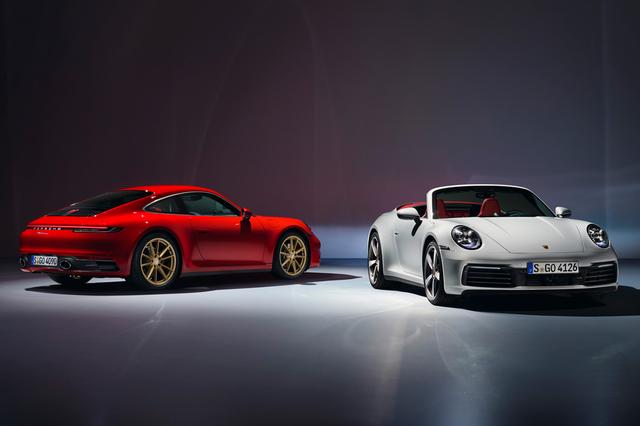 画像: 左が911カレラで、右が911カレラ カブリオレ。どちらもスタンダードグレードとなるモデルだ。