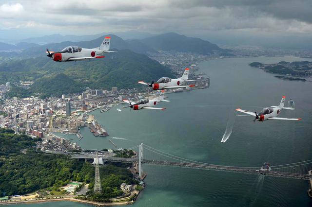 画像: T-5は、全長8.44m×全幅10.04mの小型機。350馬力のターボプロップエンジン1基を搭載し、最高速度は約360km/h。